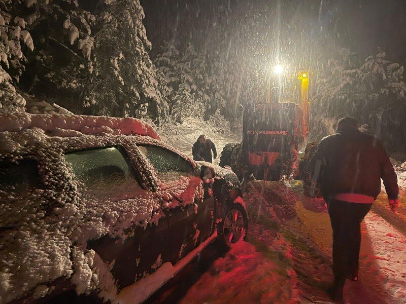 Karadeniz' mevsimin ilk karı düştü! Yollar kapandı