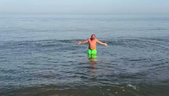 Samsun'da kasım sıcağında kendisini denize attı! 