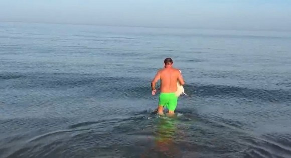 Samsun'da kasım sıcağında kendisini denize attı! 