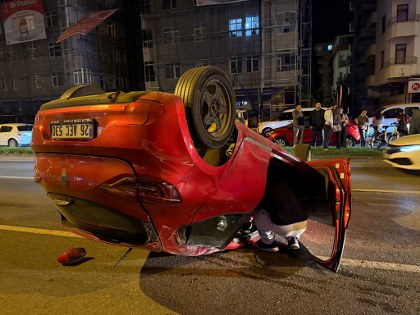 Samsun'da makas faciası! İki araca çarpıp takla attı 
