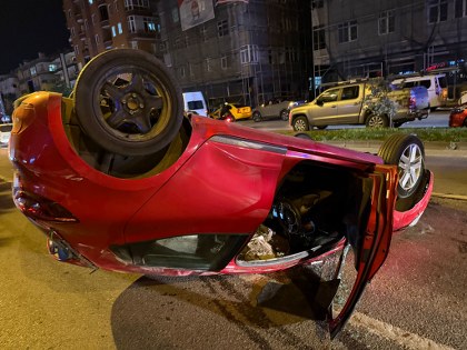 Samsun'da makas faciası! İki araca çarpıp takla attı 