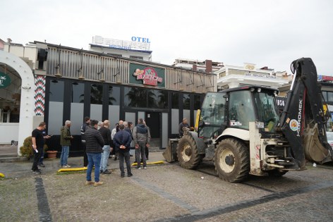 Atakum sahilinde tartışmalı yıkım: Eğlence mekanı sahibi tepkili