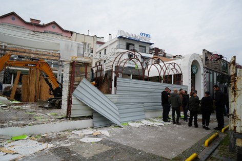 Atakum sahilinde tartışmalı yıkım: Eğlence mekanı sahibi tepkili