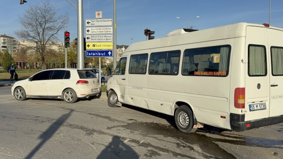 Samsun Fuar Caddesi'nde minibüs ile otomobil çarpıştı! 