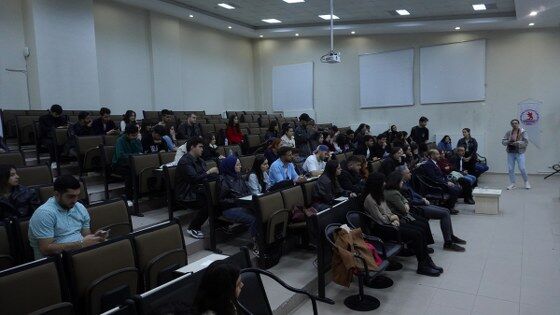 Gazeteci Ayşe Çolak OMÜ'de genç iletişimcilerle buluştu