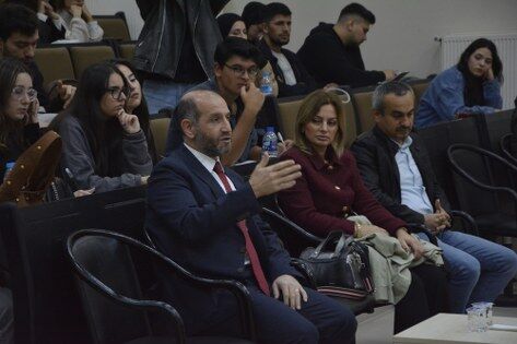 Gazeteci Ayşe Çolak OMÜ'de genç iletişimcilerle buluştu