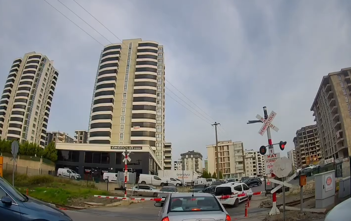 Samsun'da tren yolunda tehlikeli anlar! Canını hiçe saydı 