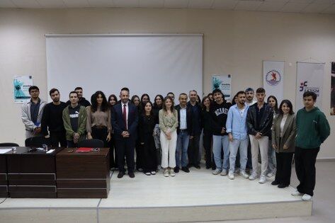 Gazeteci Ayşe Çolak OMÜ'de genç iletişimcilerle buluştu