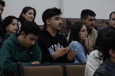 Gazeteci Ayşe Çolak OMÜ'de genç iletişimcilerle buluştu