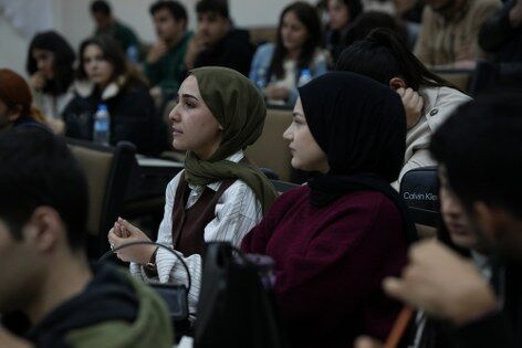 Gazeteci Ayşe Çolak OMÜ'de genç iletişimcilerle buluştu