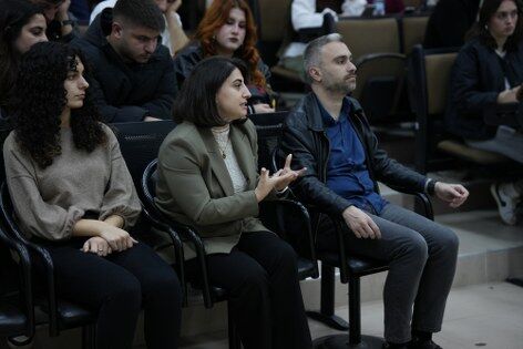 Gazeteci Ayşe Çolak OMÜ'de genç iletişimcilerle buluştu