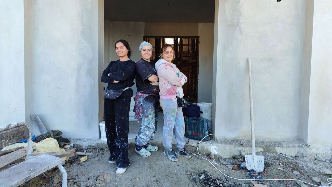 Samsun'da kadın nakkaşlar camilerin duvarlarını süslüyor