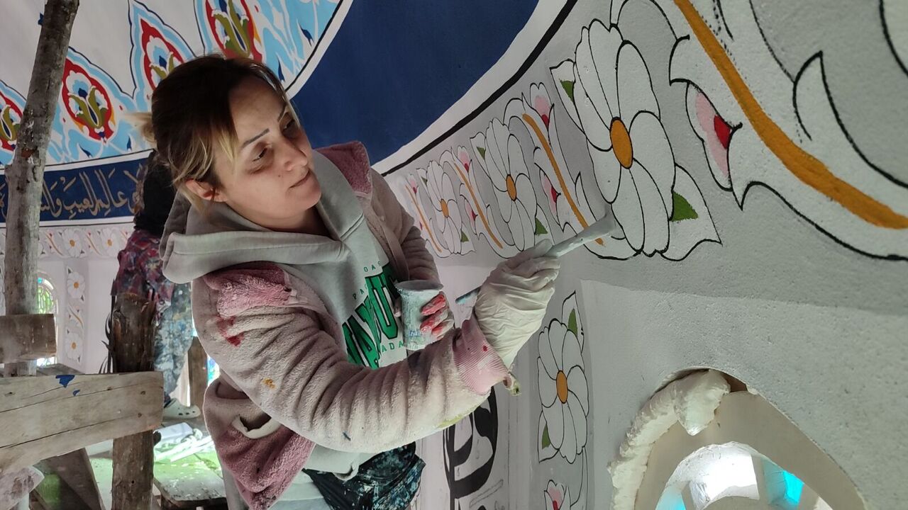 Samsun'da kadın nakkaşlar camilerin duvarlarını süslüyor