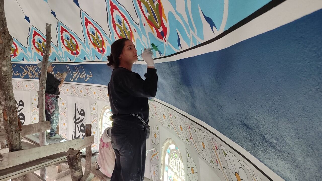 Samsun'da kadın nakkaşlar camilerin duvarlarını süslüyor