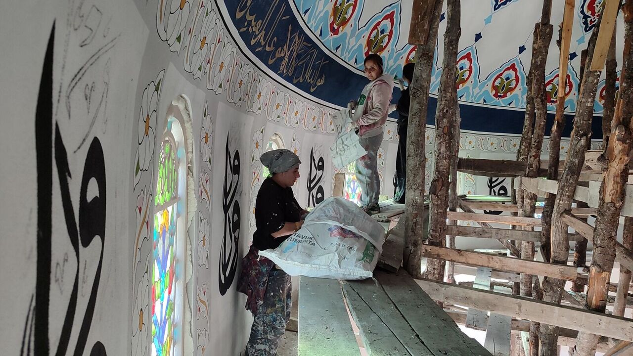 Samsun'da kadın nakkaşlar camilerin duvarlarını süslüyor
