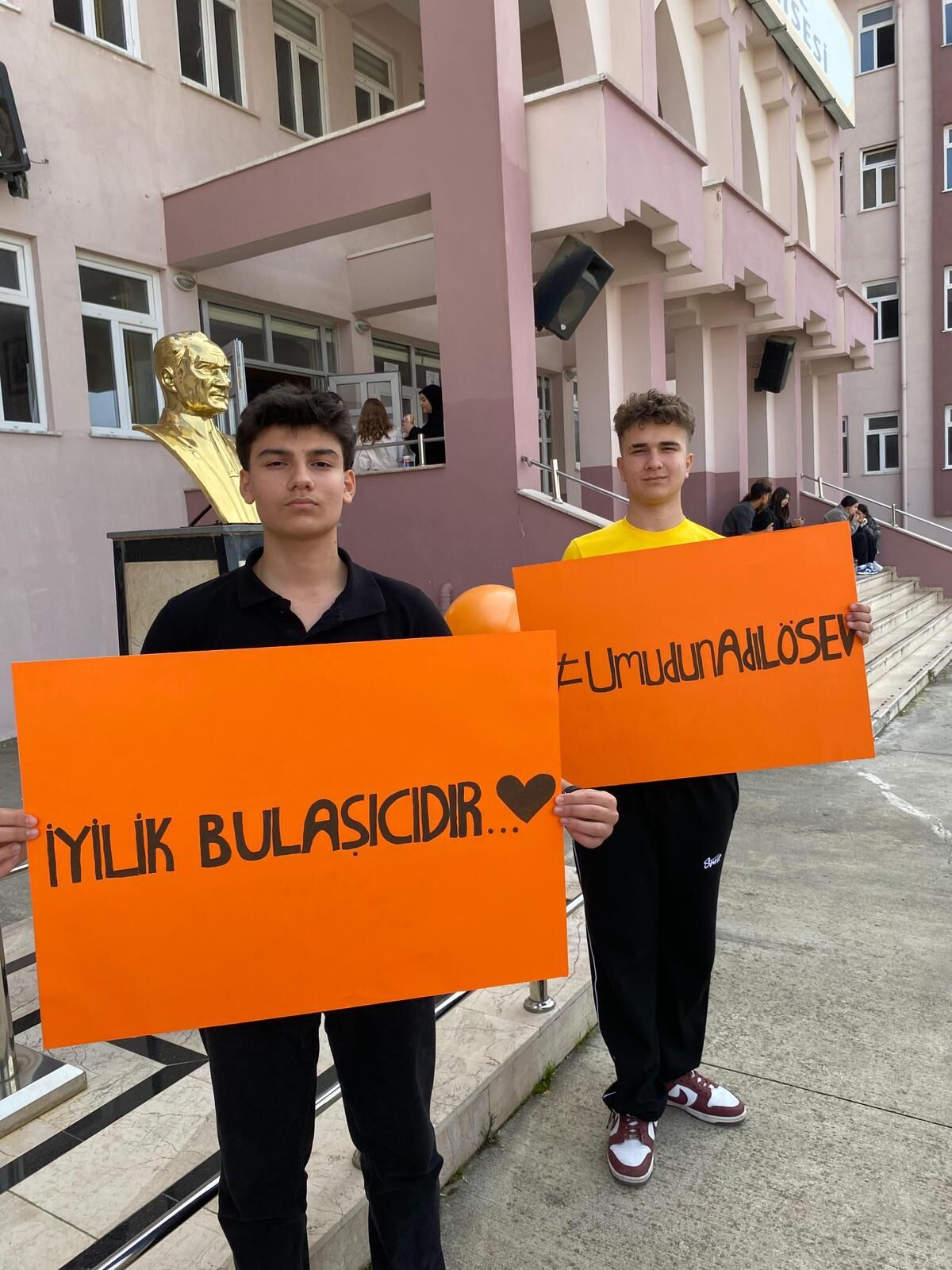 Umudun rengi turuncu: Samsun liselilerden dayanışma mesajı 