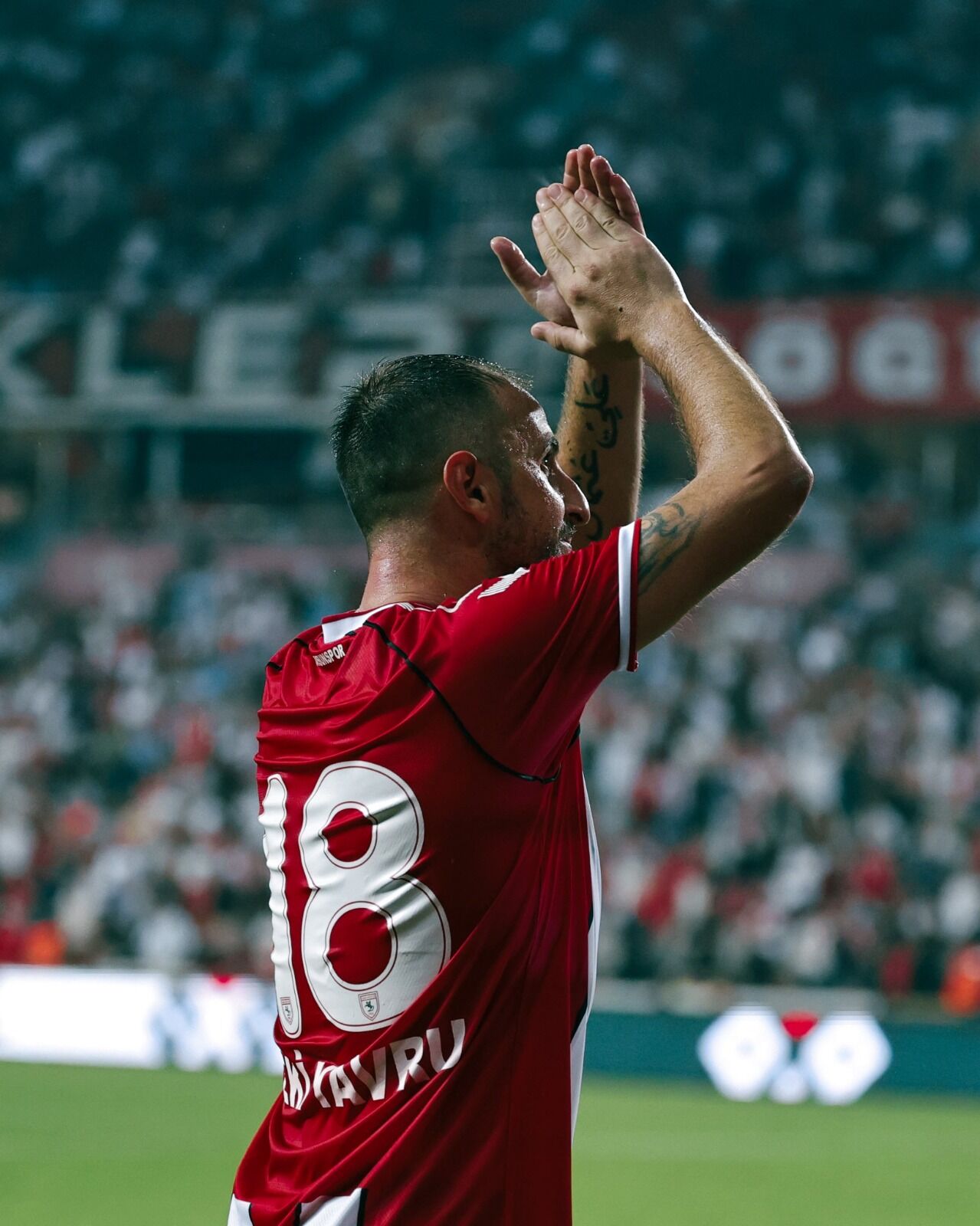 Samsunspor kaptanı Zeki Yavru'ya yılın sağ beki ödülü 