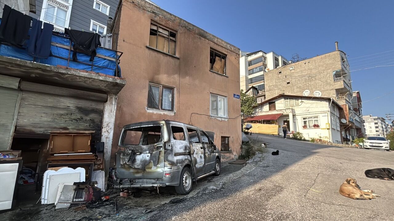 Samsun'da park halindeki hafif ticari araç alev aldı!