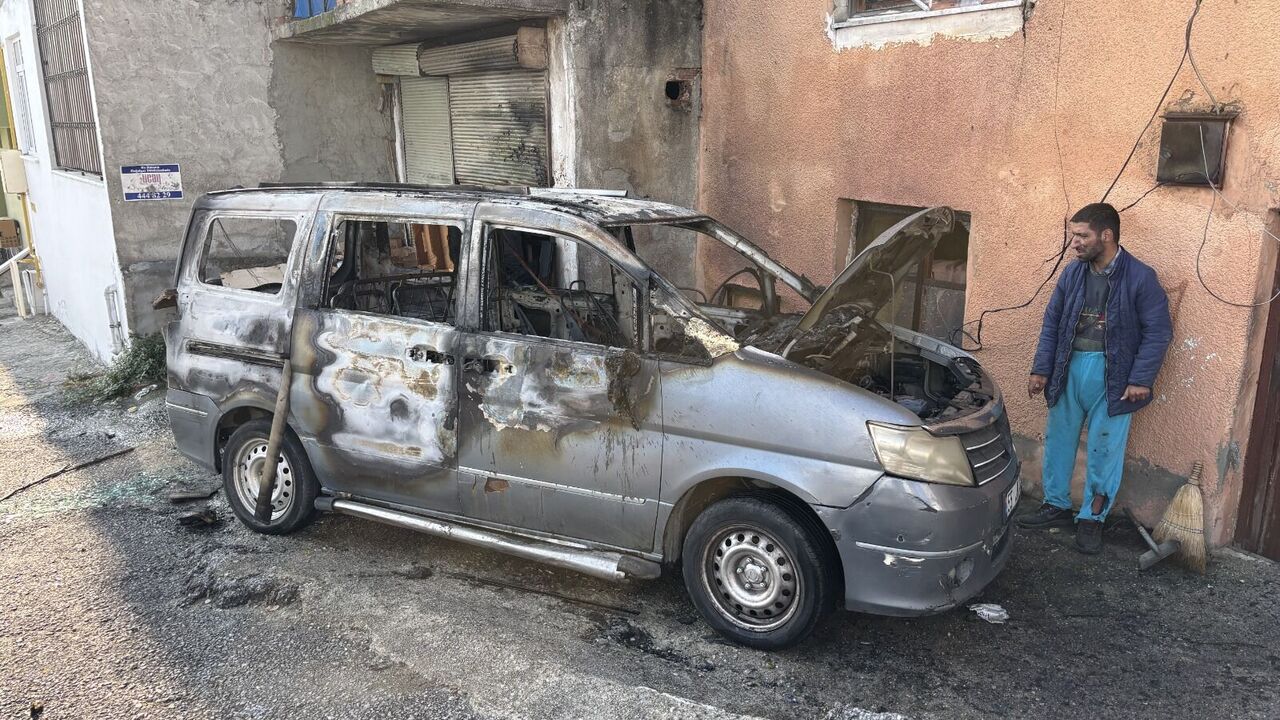 Samsun'da park halindeki hafif ticari araç alev aldı!