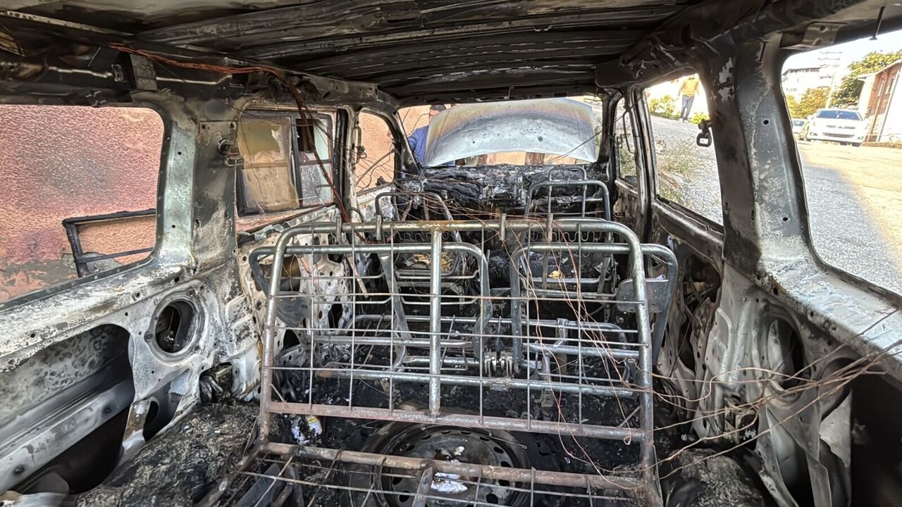 Samsun'da park halindeki hafif ticari araç alev aldı!