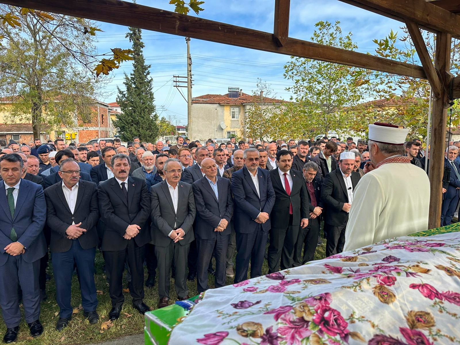 Ayvacık Belediye Başkanı Refahittin Şencan’ın annesi toprağa verildi