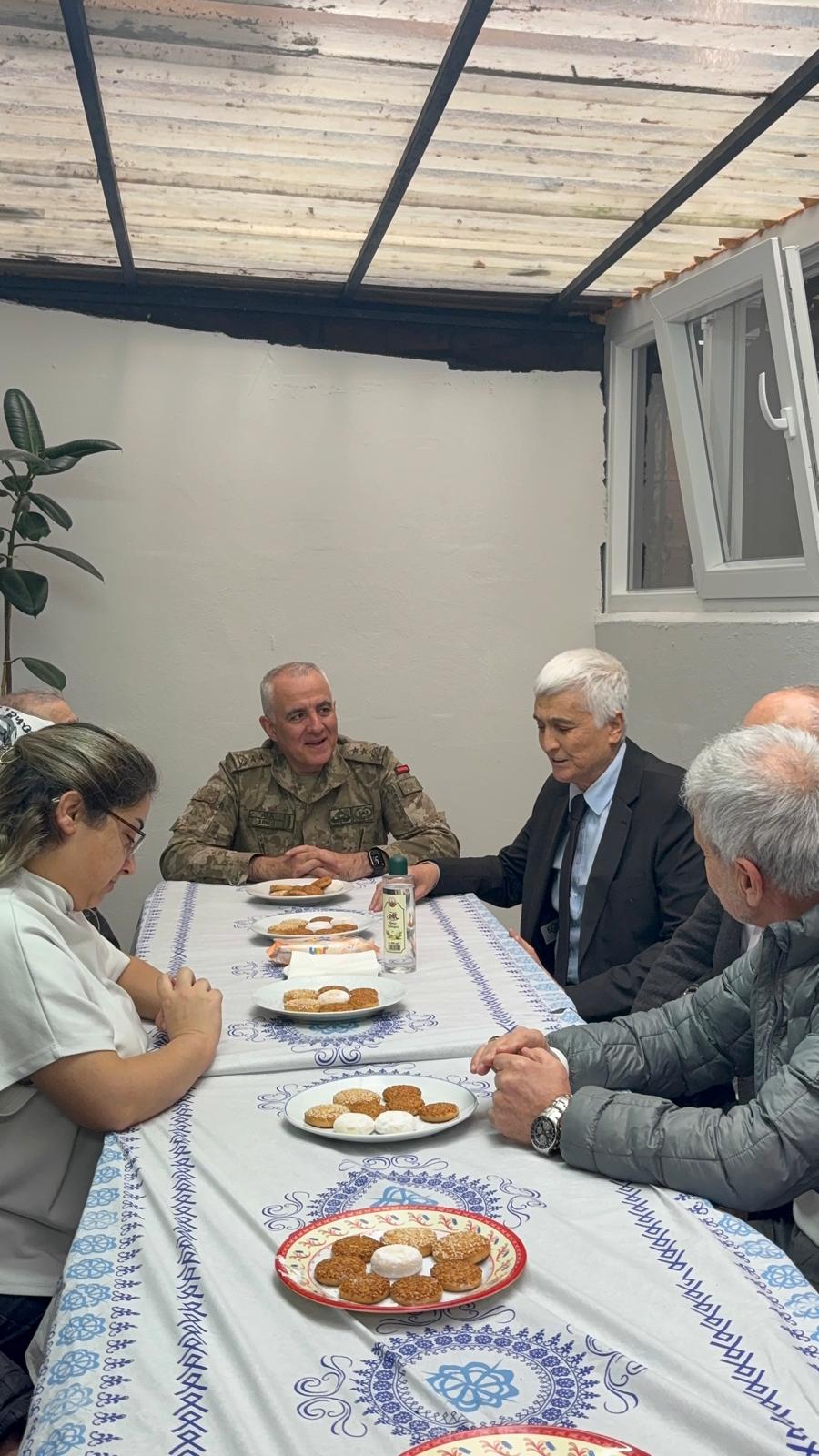 Gazi Tümgeneral Davut Alâ’dan görme engellilere moral desteği