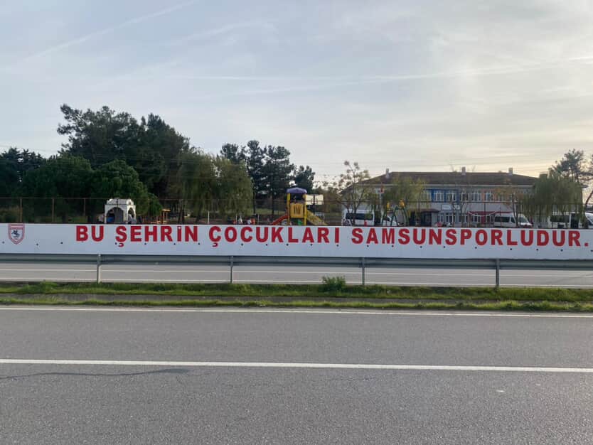 Samsunspor sevgisi okul duvarına taştı