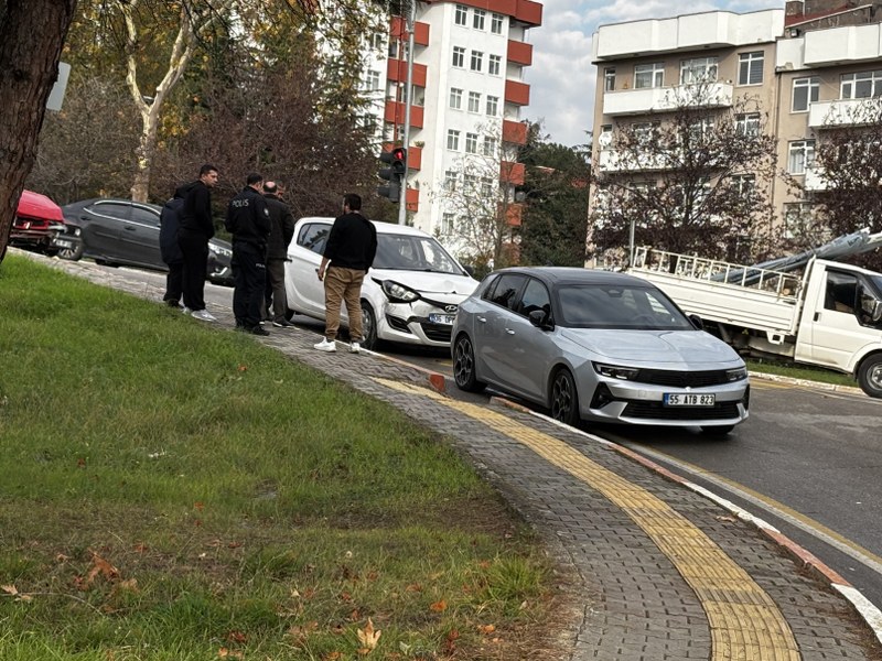 Samsun'da 3 aracın karıştığı kaza: Kavşakta çarpıştılar