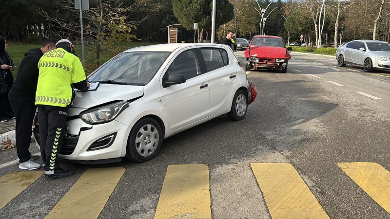 Samsun'da 3 aracın karıştığı kaza: Kavşakta çarpıştılar
