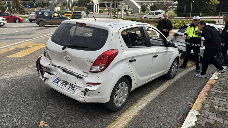 Samsun'da 3 aracın karıştığı kaza: Kavşakta çarpıştılar