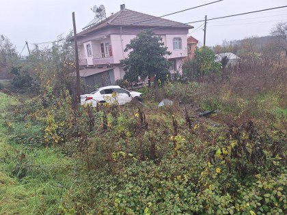 Samsun'da korkutan kaza: Araç evin bahçesine savruldu