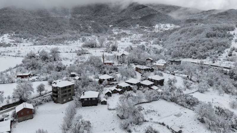 Karadeniz beyaza büründü! Kar yağışı etkili oluyor 