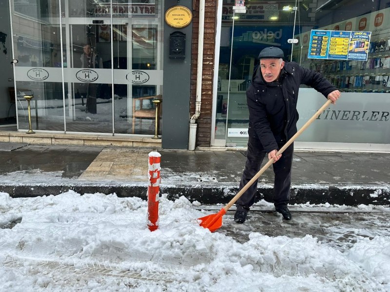 Karadeniz beyaza büründü! Kar yağışı etkili oluyor 