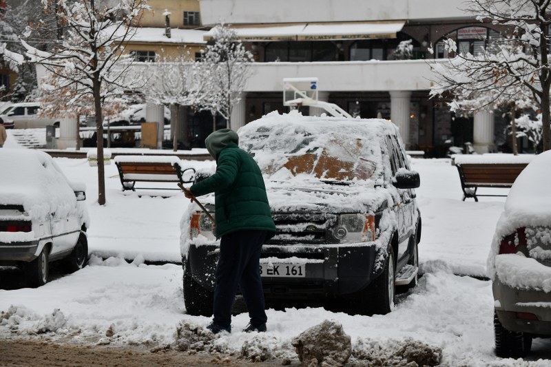 Karadeniz beyaza büründü! Kar yağışı etkili oluyor 
