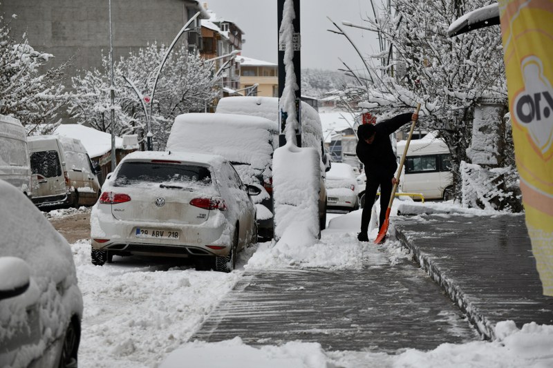 Karadeniz beyaza büründü! Kar yağışı etkili oluyor 