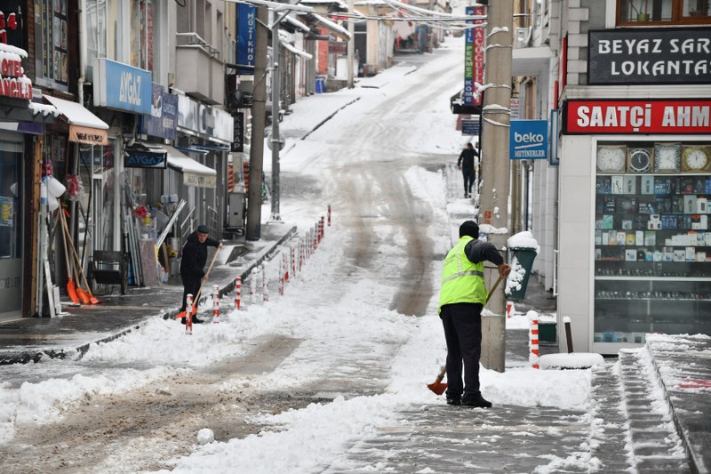 Karadeniz beyaza büründü! Kar yağışı etkili oluyor 