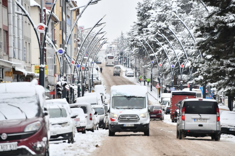 Karadeniz beyaza büründü! Kar yağışı etkili oluyor 