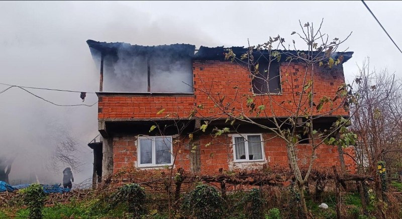 Samsun'da iki katlı evde yangın paniği!