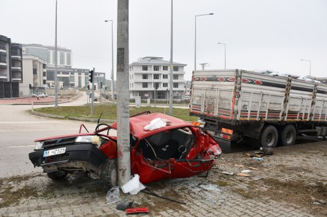 Samsun'da feci kaza: Tofaş kağıt gibi katlandı