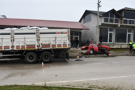 Samsun'da feci kaza: Tofaş kağıt gibi katlandı