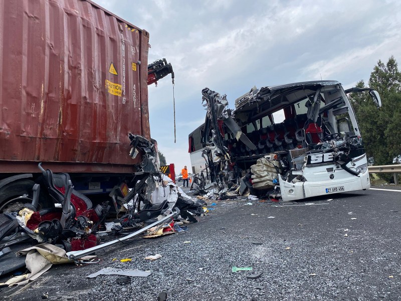 Yolcu otobüsü, tıra arkadan çarptı: Ölü ve yaralı var