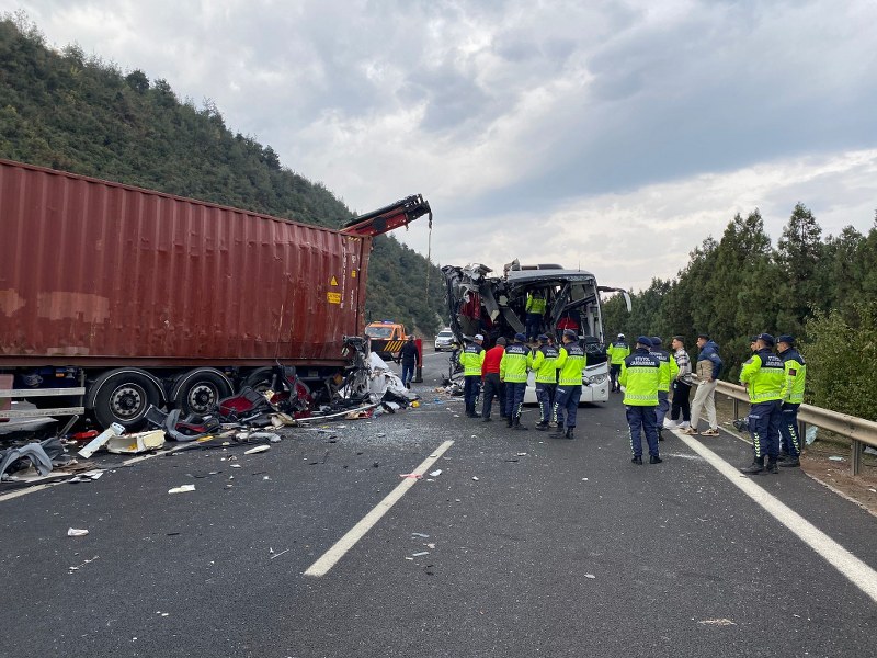 Yolcu otobüsü, tıra arkadan çarptı: Ölü ve yaralı var