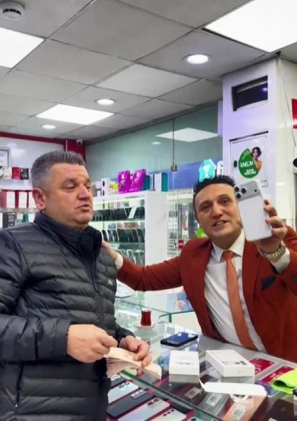 Samsunlu telefoncunun iPhone satışı sosyal medyayı salladı