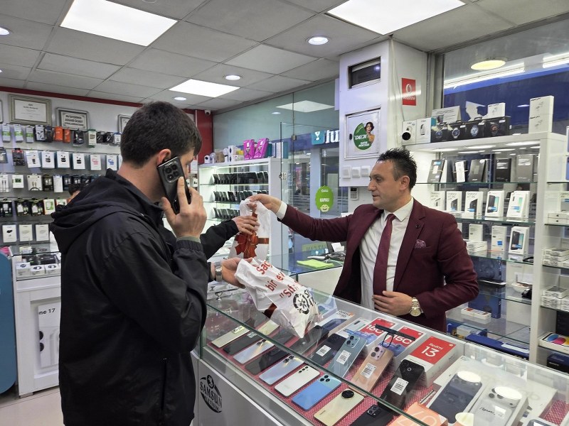 Samsunlu telefoncunun iPhone satışı sosyal medyayı salladı