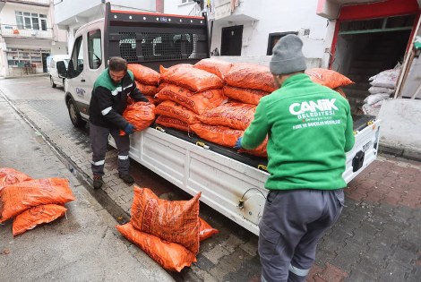 Canik'te ihtiyaç sahiplerine yakacak desteği