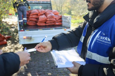 Canik'te ihtiyaç sahiplerine yakacak desteği