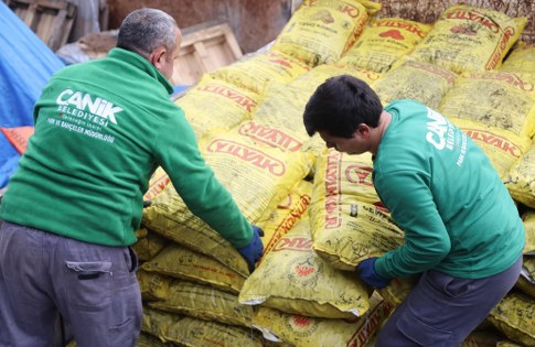 Canik'te ihtiyaç sahiplerine yakacak desteği