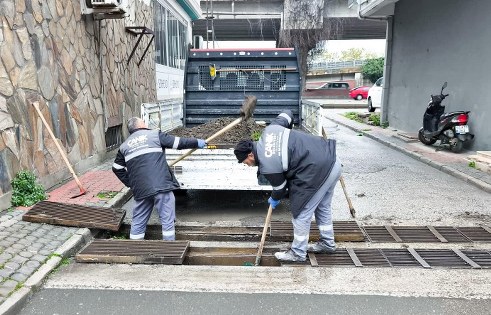 Canik Belediyesi mazgalları temizliyor 