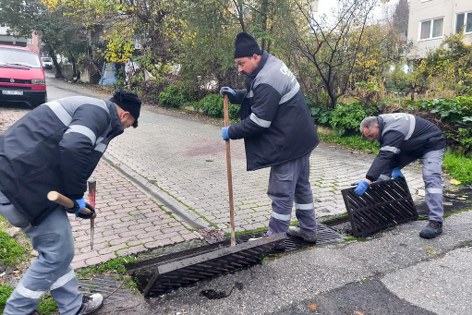 Canik Belediyesi mazgalları temizliyor 