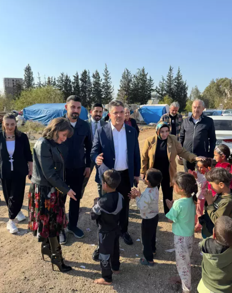 Ayağında 80 bin TL'lik çizmeyle yalın ayak çocukları ziyarete gitti